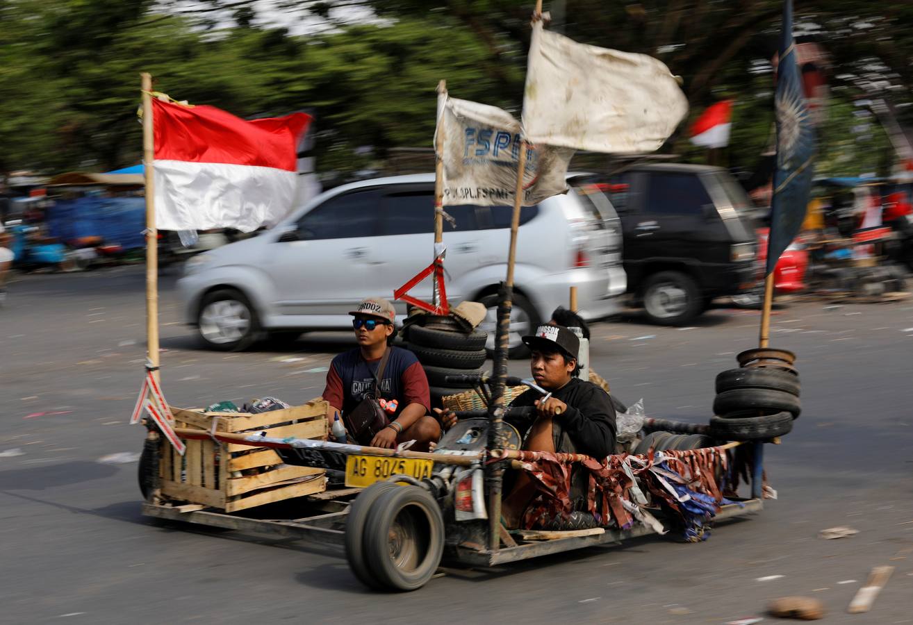 La Vespa convertida en 'monster-bike' al estilo 'Mad Max'. Cada año, desde adolescentes hasta abuelos indonesios se reúnen en la isla de Java para celebrar su pasión por el icónico 'scooter' italiano. Para algunos, es una especie de amor extremo, en el que los vehículos se personalizan o tunean para ver motos-monstruo sacadas de una distopía de Hollywood o una sociedad postapocalíptica. Cientos de entusiastas viajan al festival en Kediri y presumen de sus creaciones, desde Vespas antiguas restauradas hasta tanques de 'Mad Max' equipados con ametralladoras falsas, una docena de neumáticos adicionales o peluches de adorno.