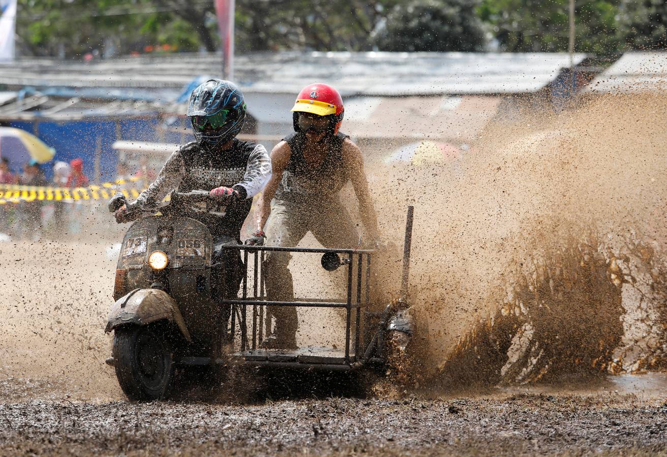 La Vespa convertida en 'monster-bike' al estilo 'Mad Max'. Cada año, desde adolescentes hasta abuelos indonesios se reúnen en la isla de Java para celebrar su pasión por el icónico 'scooter' italiano. Para algunos, es una especie de amor extremo, en el que los vehículos se personalizan o tunean para ver motos-monstruo sacadas de una distopía de Hollywood o una sociedad postapocalíptica. Cientos de entusiastas viajan al festival en Kediri y presumen de sus creaciones, desde Vespas antiguas restauradas hasta tanques de 'Mad Max' equipados con ametralladoras falsas, una docena de neumáticos adicionales o peluches de adorno.