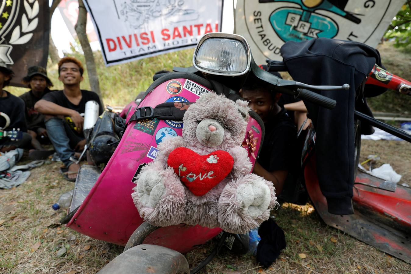 La Vespa convertida en 'monster-bike' al estilo 'Mad Max'. Cada año, desde adolescentes hasta abuelos indonesios se reúnen en la isla de Java para celebrar su pasión por el icónico 'scooter' italiano. Para algunos, es una especie de amor extremo, en el que los vehículos se personalizan o tunean para ver motos-monstruo sacadas de una distopía de Hollywood o una sociedad postapocalíptica. Cientos de entusiastas viajan al festival en Kediri y presumen de sus creaciones, desde Vespas antiguas restauradas hasta tanques de 'Mad Max' equipados con ametralladoras falsas, una docena de neumáticos adicionales o peluches de adorno.