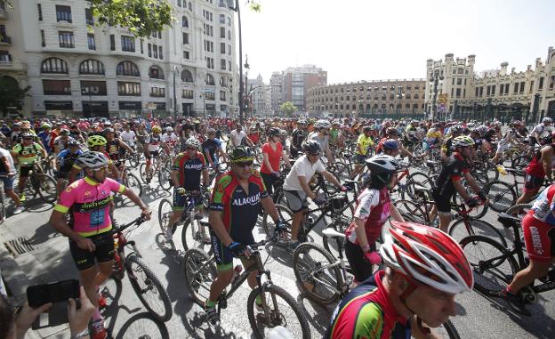 Cientos de ciclistas toman el centro de Valencia en la marcha del año pasado en protesta por las muertes. 