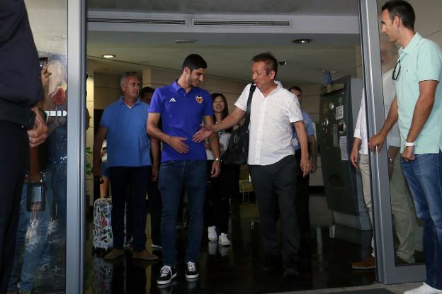 Gonçalo Guedes y Peter Lim se dan la mano en la terminal del aeropuerto de Manises. 