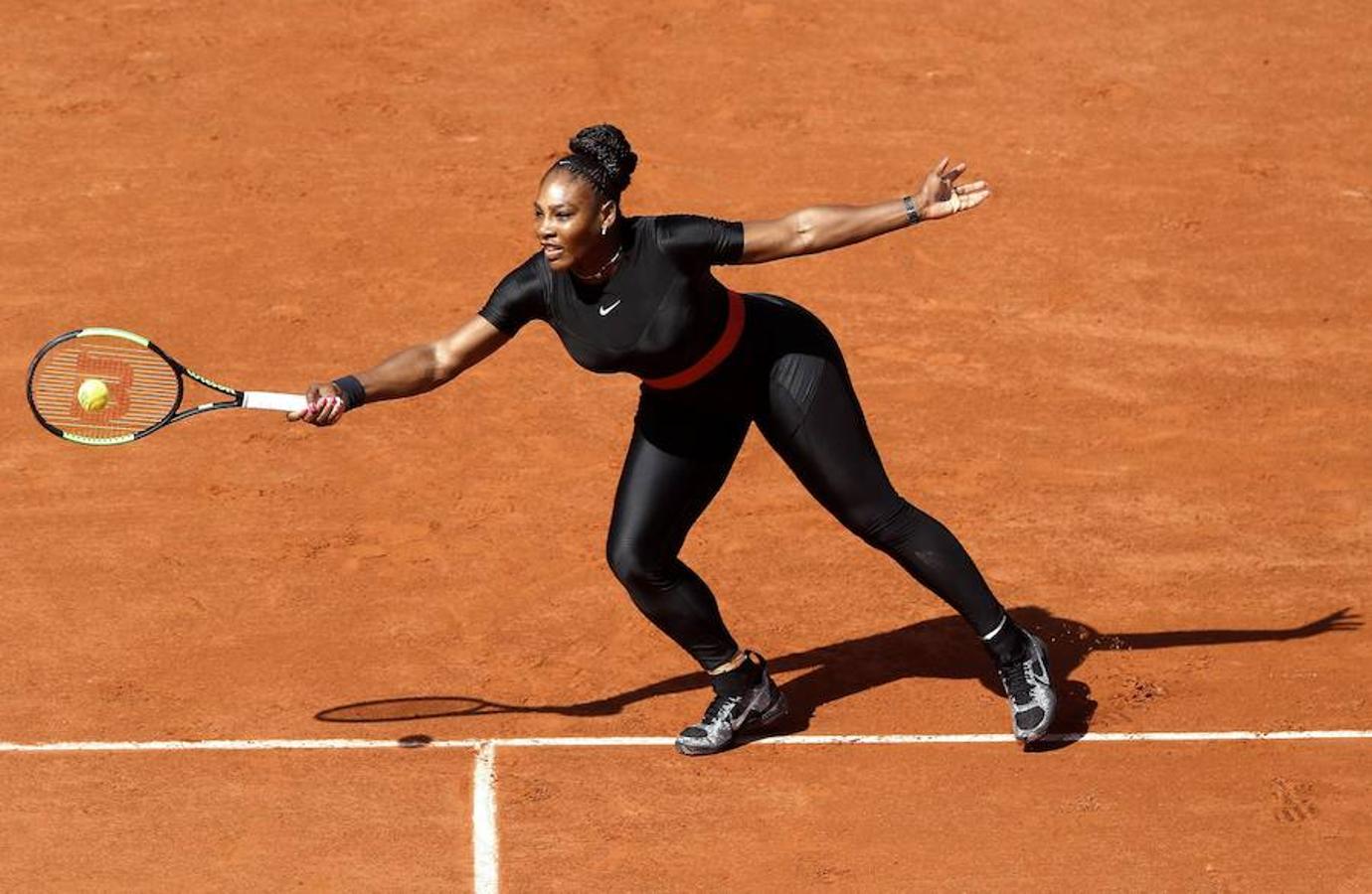 Serena Williams ha sido la última deportista en generar polémica después de aparecer con un traje postparto durante el último Roland Garros. La tenista enfadó con su vestimenta al presidente de la Federación Francesa de Tenis (FFT), Bernard Giudicelli, que aseguró que quiere endurecer el código de la vestimenta de los tenistas en el futuro. «Creo que a veces hemos llegado muy lejos. El conjunto de Serena de este año, por ejemplo, no será aceptado más. Hace falta respetar el juego y el lugar», explicó en el número de septiembre de la revista 'Tennis Magazine'. Pero la estadounidense no ha sido la única que ha generado controversia con su look en el mundo del deporte.