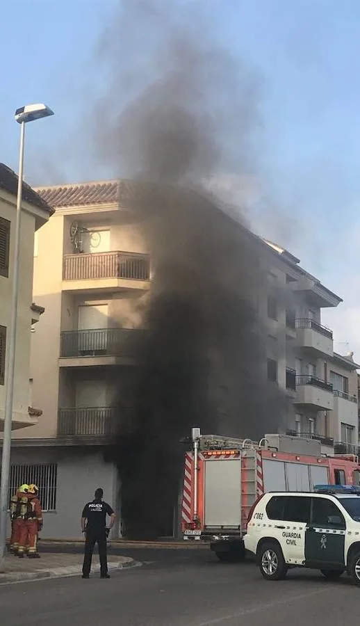 Un incendio en un bar de l'Alcudia ha provocado el desalojo de 15 personas. Aunque no hay heridos graves, cuatro agentes de la Policía Local han sido atendidos en el centro de salud debido a la inhalación de humo. Las plantas superiores, además, han sufrido desperfectos por las llamas.