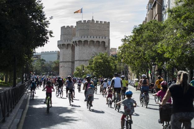 Varias personas participan en el Día de la Bicicleta. 