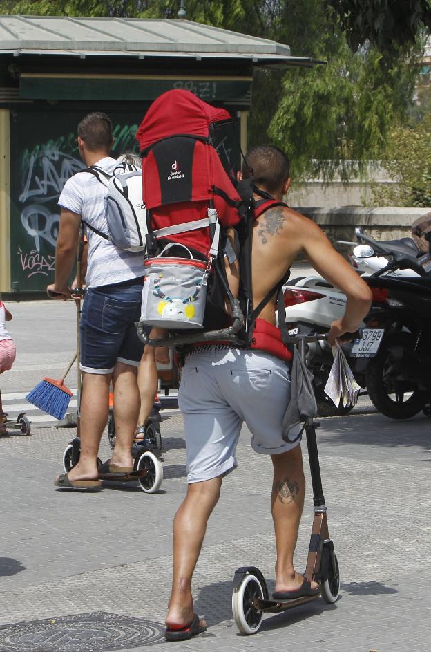 Usuarios de patinetes, en una acera de Valencia. 