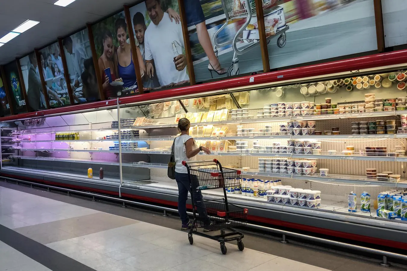 Dos semanas después de la puesta en marcha del nuevo plan económico de Maduro, la situación en Venezuela es desoladora. Las estanterías de supermercados y farmacias están vacías y cientos de trabajadores pierden sus empleos. Familias enteras de venezolanos huyen de la escasez, la inflación y la inseguridad de su tierra natal. Bolivia, Colombia, Ecuador y Perú tratan de acogerlos. Hasta el alto comisionado de la ONU para los derechos humanos, Zeid Raad al-Hussein, considera que «es difícil pensar que Venezuela es un país democrático».