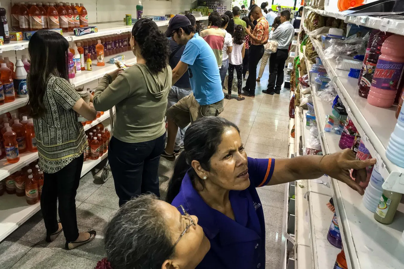 Tras casi dos semanas de la aplicación del nuevo plan económico de Maduro, este es el aspecto desolador de los supermercados de Caracas, a los que ha tenido acceso Efe. Las estanterías de supermercados y farmacias a lo largo de Venezuela amanecieron vacías y cientos de trabajadores perdieron sus empleos el pasado lunes, después de las medidas económicas implantadas por el Gobierno para reactivar la economía. Efe pudo constatar en Caracas y las ciudades satélites de Guarenas y Guatire, cercanas a la capital, la casi total desaparición de 25 alimentos de la cesta básica.