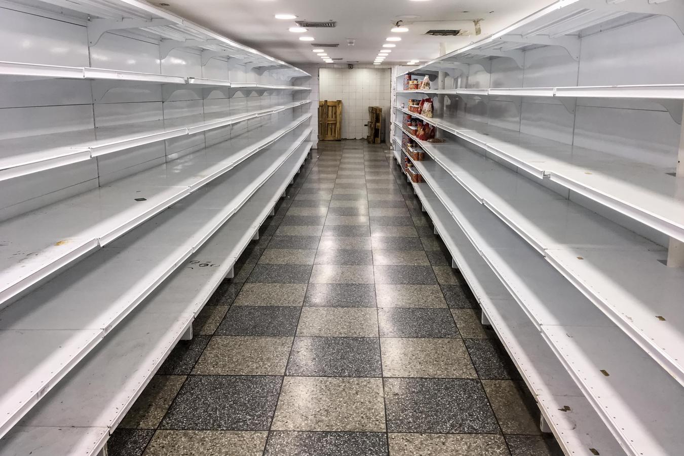 Dos semanas después de la puesta en marcha del nuevo plan económico de Maduro, la situación en Venezuela es desoladora. Las estanterías de supermercados y farmacias están vacías y cientos de trabajadores pierden sus empleos. Familias enteras de venezolanos huyen de la escasez, la inflación y la inseguridad de su tierra natal. Bolivia, Colombia, Ecuador y Perú tratan de acogerlos. Hasta el alto comisionado de la ONU para los derechos humanos, Zeid Raad al-Hussein, considera que «es difícil pensar que Venezuela es un país democrático».
