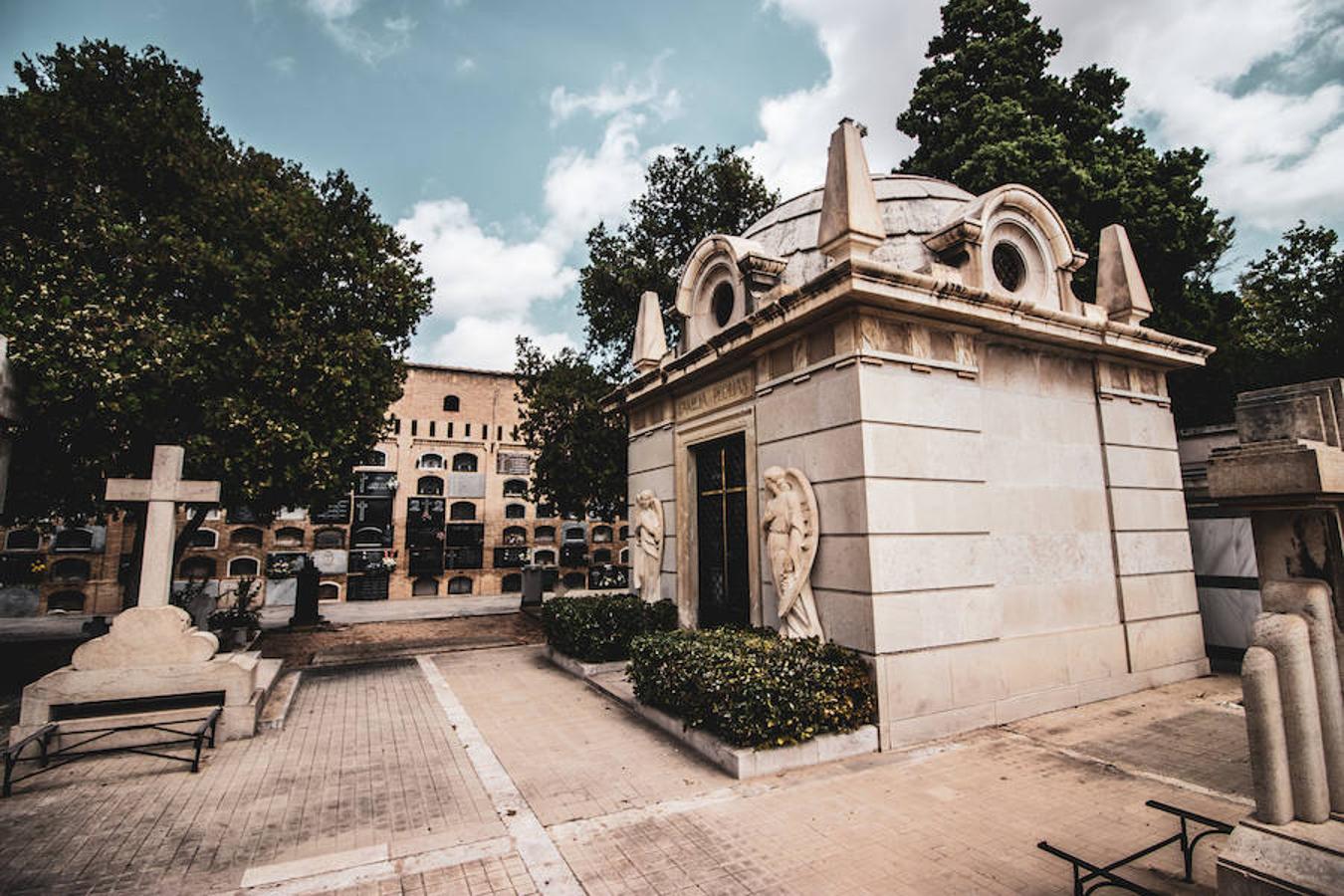 El cementerio de Valencia guarda una esencia lúgubre, pura poesía visual que se nutre del recuerdo y las sensaciones para formar toda una oda a lo pretérito (e inerte). 