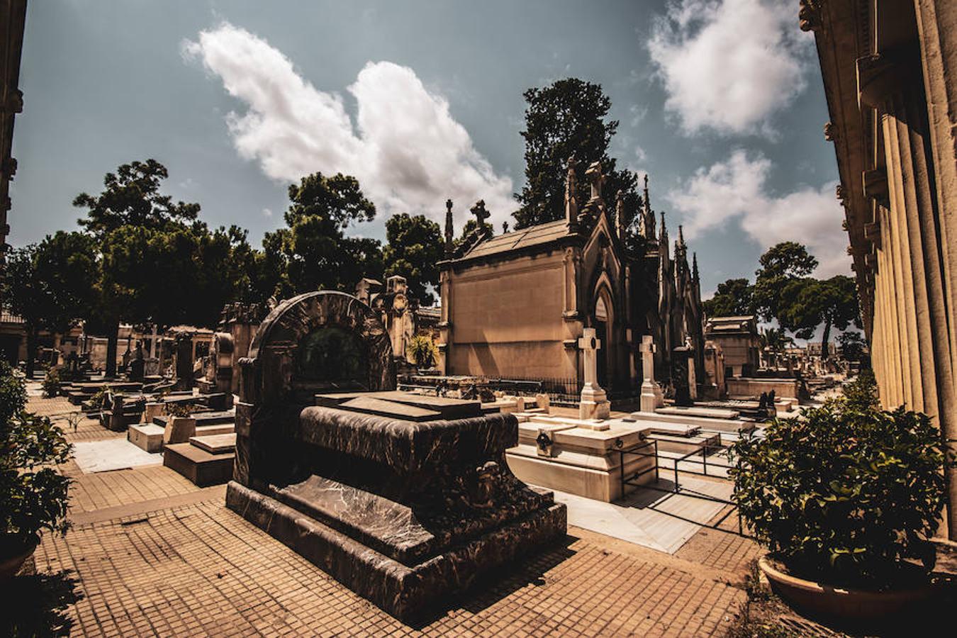 El conjunto desprende un romanticismo funerario que fascina e impacta a partes iguales. El transcurrir del tiempo añadió diferentes estilos a su encanto arquitectónico: desde el eclecticismo e historicismo hasta el modernismo, pasando por el clasicismo y los movimientos más racionalistas. Una amplia diversidad creativa que convierte la necrópolis en una crónica visual histórico-social. 