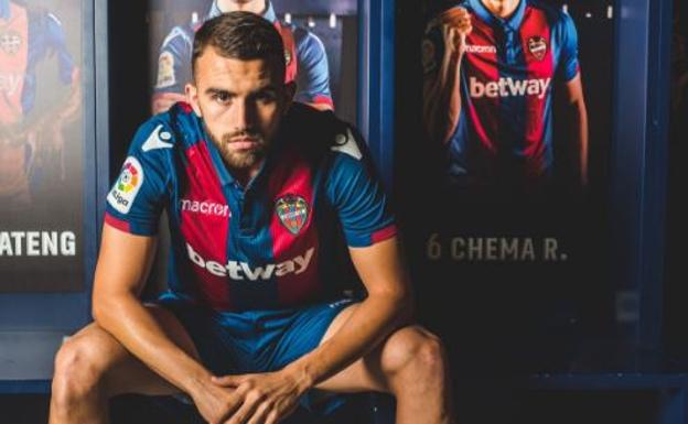 Mayoral ya posa con la camiseta del Levante UD. 