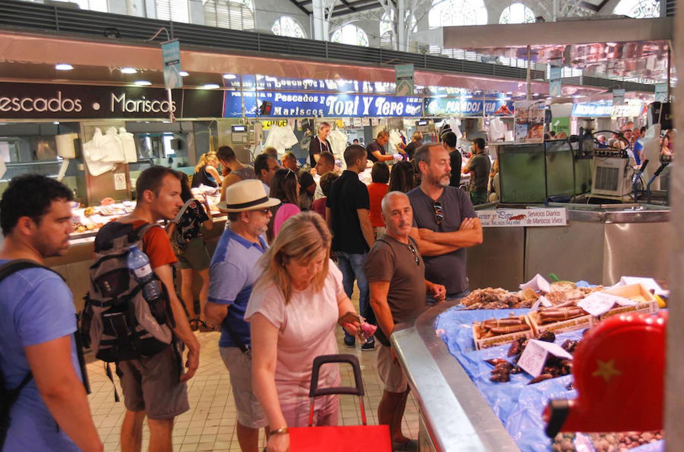 El trasiego de compradores, turistas y curiosos es la tónica en el Mercado Central de Valencia, aún en fin de semana. 