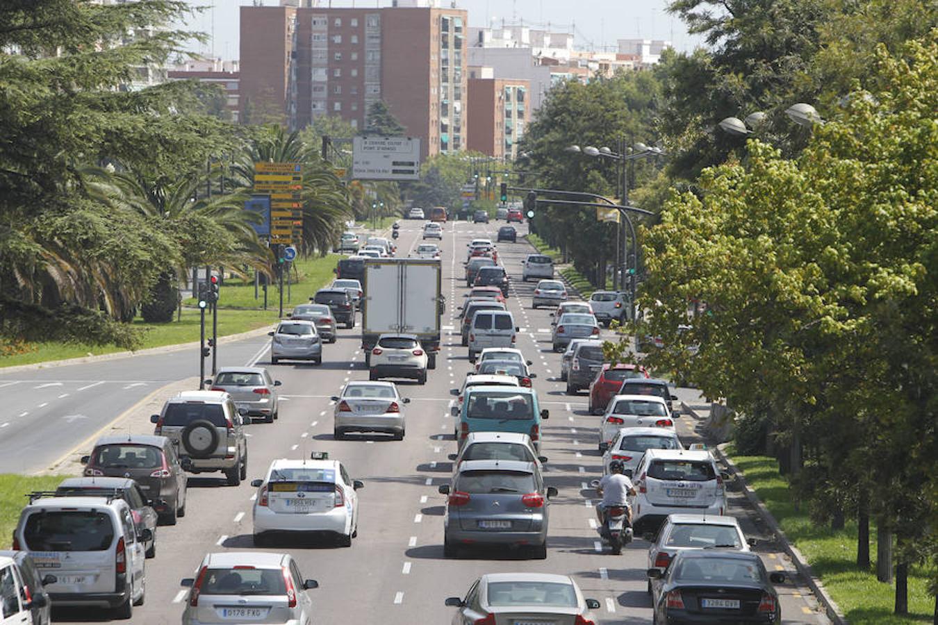 Se acabaron las calles vacías en Valencia. La avenida del Cid ha notado este sábado mayor intensidad circulatoria. La operación retorno está en marcha. 3.100.000 vehículos recorreran las carreteras de la Comunitat durante este fin de semana. 