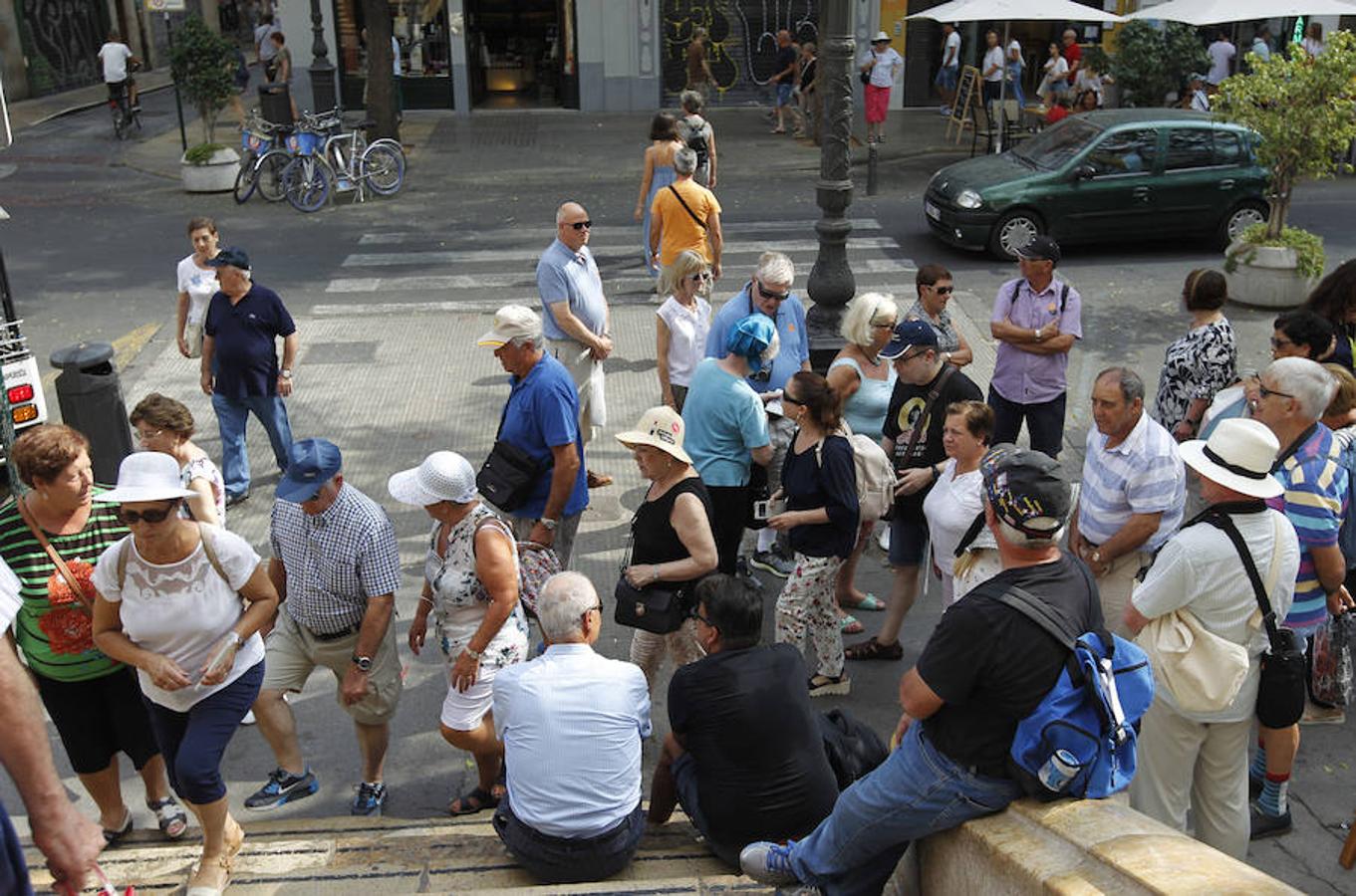 El turismo forma parte de la vida de la ciudad. Las calles más céntricas se ven atestadas de visitantes, nacionales y extranjeros, en busca de los encantos de Valencia. 