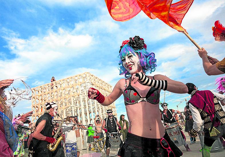 En el Burning Man tan posible es acabar participando en una orgía, como en una ceremonia para canalizar las energías negativas. Todo vale siempre que no se deje rastro de ello, cumpliendo así con uno de los diez mandamientos del movimiento. De las bacanales y masturbaciones colectivas solo debe quedar el recuerdo. No obstante, los organizadores advirtieron este año a todos los asistentes, vía correo electrónico tras el movimiento #Metoo, que no todo vale y que las prácticas en el 'Orgy dome' (cúpula de orgías) están sometidas al previo consentimiento del otro. 