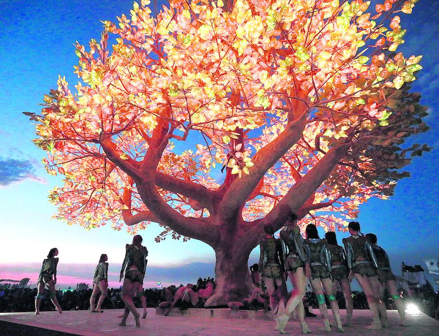 Lo cierto es que su espíritu ha calado hondo y el Burning Man ha abierto 'sucursales' por todo el mundo respetando los mismos principios de donación, autoexpresión y autosuficiencia radical. Ya se celebran en Israel, Australia, Sudáfrica, Austria y España, donde el movimiento se llama 'Nowhere' ('en ningún lugar') y se levanta desde el año 2004 en Jubierre (Los Monegros, Aragón). Pero, aquí, por el momento, no hay millonarios a la vista. 