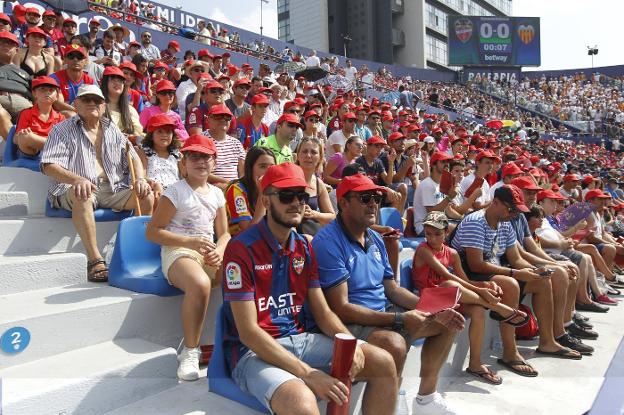 Las 21.000 gorras distribuidas por las gradas ayudaron a aliviar los efectos del calor. 