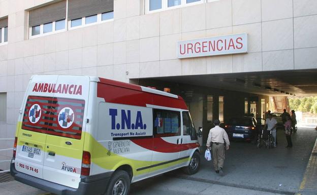 Una ambulancia llegando a la entrada de Urgencias de un hospital de Alicante 