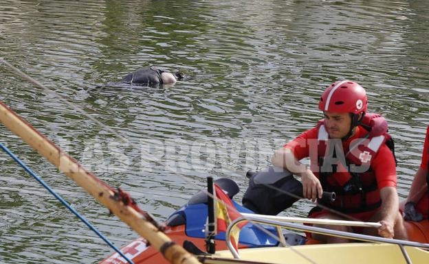 El cuerpo hallado flotando en el agua. 