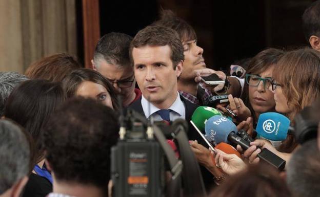 El líder del PP, Pablo Casado, atiende a los medios esta mañana.