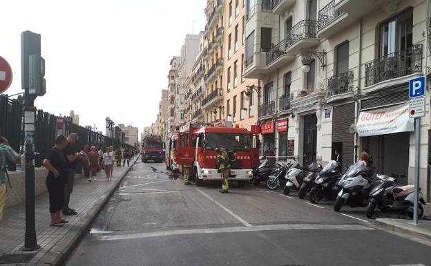 Dotaciones de bomberos desplazadas a la calle Bailén para sofocar el incendio. 