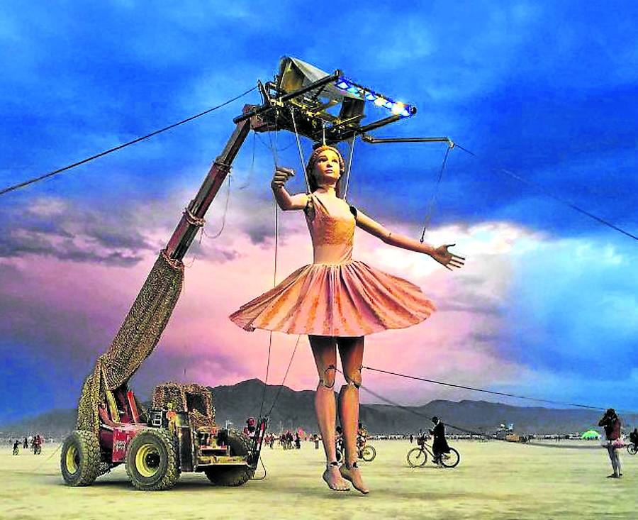 Más de 70.000 personas levantan cada año una metrópoli efímera en Nevada para celebrar el Burning Man. Después, no queda rastro de nada. De entrada no parece un gran plan estar comiendo polvo toda una semana en un sitio inhóspito, en mitad de la nada y donde las temperaturas diurnas alcanzan los 50 grados y se pasa un frío que pela por la noche. Donde no hay wifi, ni cobertura, ni existe el dinero. ¿Para qué? Nada se compra ni se vende, ni siquiera la comida, que si se acaba a mitad de la aventura hay que ir a buscarla a 197 kilómetros, a unas dos horas y media de viaje a lo largo y ancho de un tórrido desierto. Hay que planificar bien la lista de la compra, porque lo único que se vende en Black Rock City es hielo y café. 