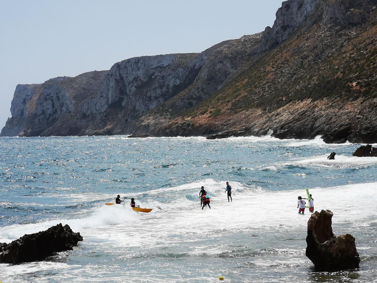 Cova Tallada de Xàbia. Esta cueva está al nivel del mar, en las faldas del Cabo de San Antonio. Sus materiales han servido para construir monumentos como el castillo de Dénia. A diferencia de otras cuevas, sus cavidades permiten parcialmente la entrada de luz.