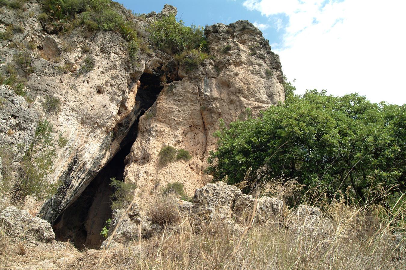 La Cova del Parpalló se sitúa en el Paraje Natural de Parpalló-Borrell y los expertos estiman que en su interior hubo presencia humana de forma continua hace 23.000 años. Sus ocupantes, que se protegían en la cueva del frío glacial, dejaron plaquetas grabadas y pintadas como prueba de su paso por el lugar. Se puede visitar durante el fin de semana con reserva previa y pagando la entrada de dos euros.