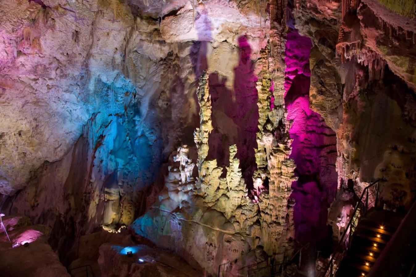 Cueva Canelobre en Busot. A 700 metros de altura, en la provincia de Alicante, se originó hace 145 millones de años, en las calizas del Jurásico superior, esta cavidad. Sin embargo, no fue descubierta hasta el siglo X por los árabes. Ha tenido diversos usos durante la historia, como durante la Guerra Civil, cuando el bando republicano la utilizó como taller de aviones, para lo que modificó la formación original y creó un túnel de acceso. Hoy en día, la cueva está abierta al público y han sido escenario de actuaciones musicales.