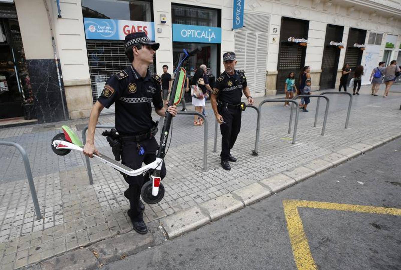 Fotos: La Policía retira los patinenetes eléctricos de alquiler de las calles de Valencia