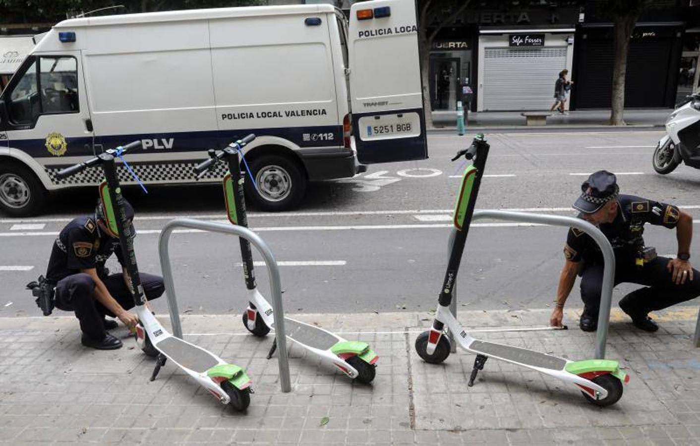 Fotos: La Policía retira los patinenetes eléctricos de alquiler de las calles de Valencia