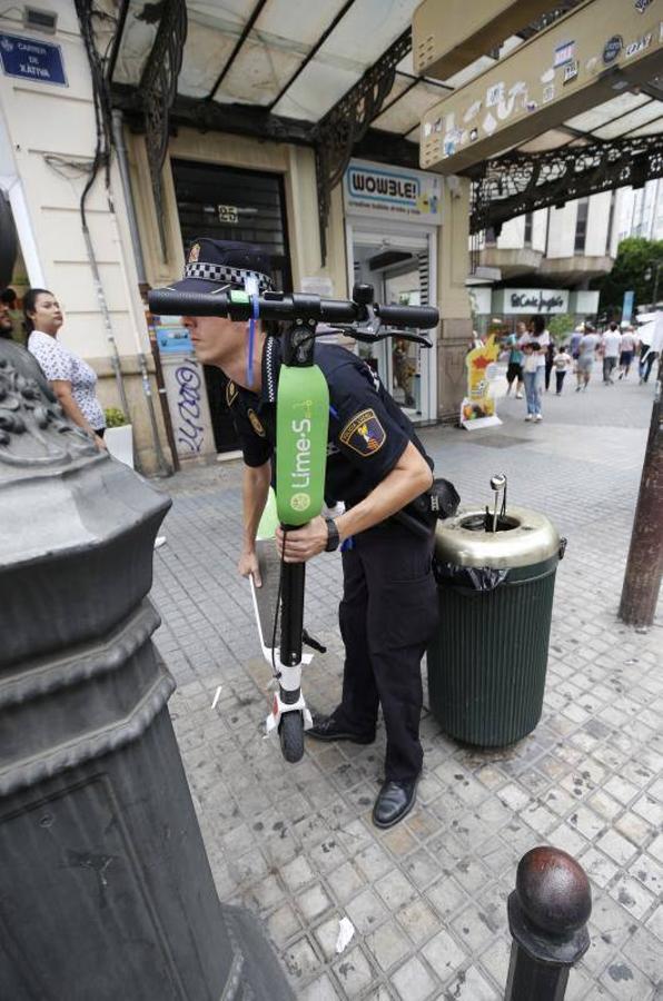 Fotos: La Policía retira los patinenetes eléctricos de alquiler de las calles de Valencia