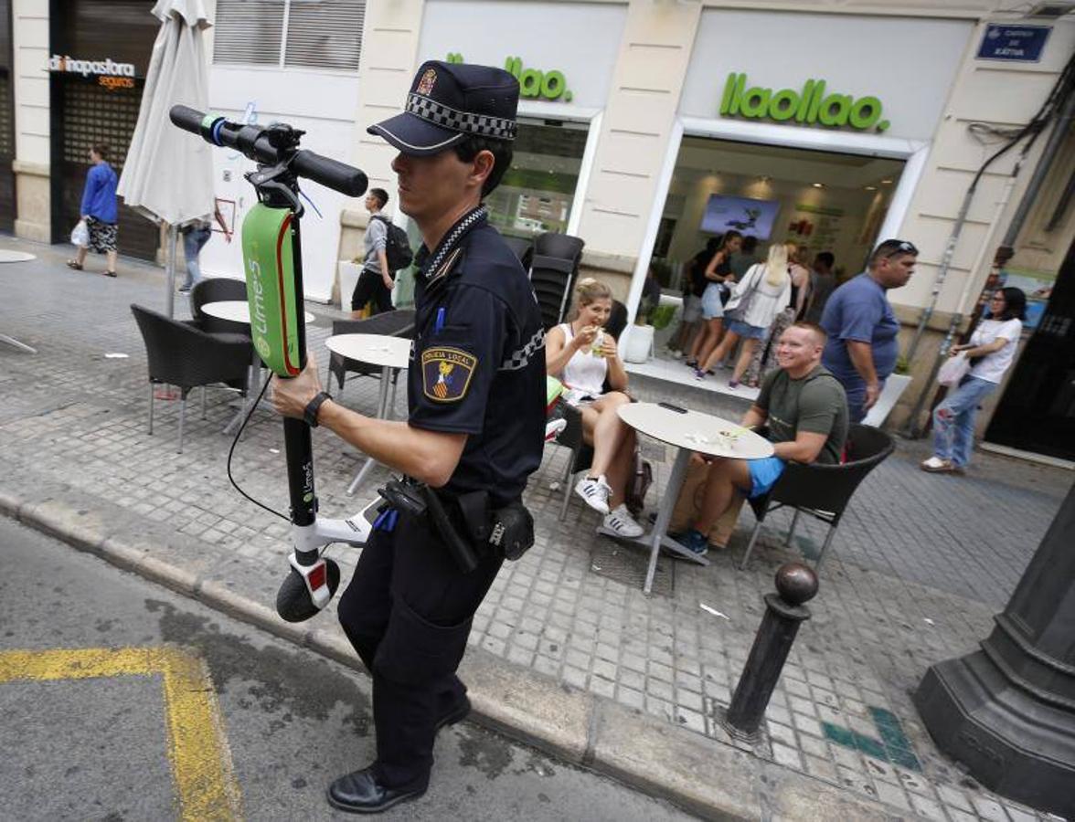 Fotos: La Policía retira los patinenetes eléctricos de alquiler de las calles de Valencia