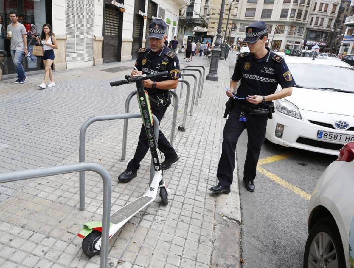 Fotos: La Policía retira los patinenetes eléctricos de alquiler de las calles de Valencia