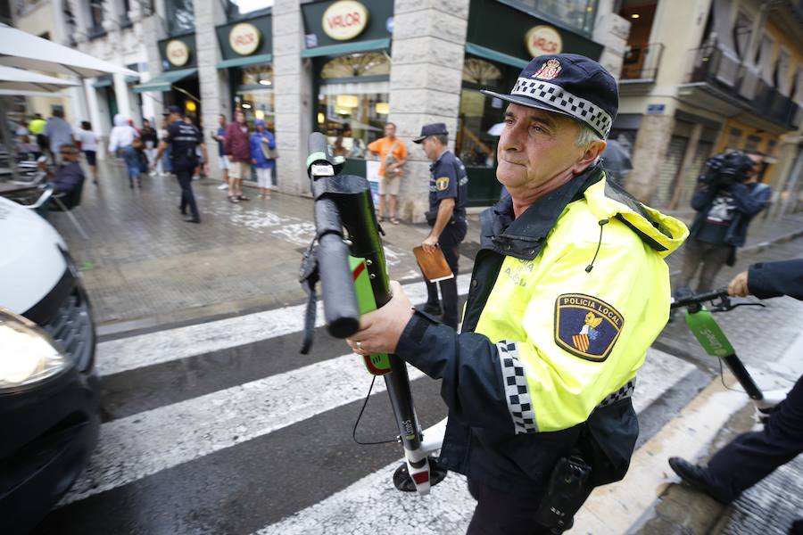 Fotos: La Policía retira los patinenetes eléctricos de alquiler de las calles de Valencia