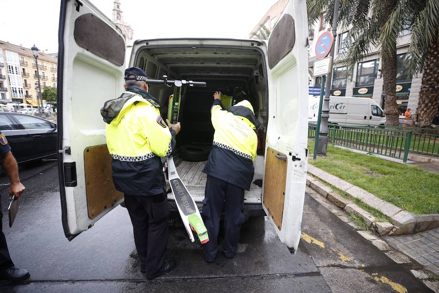 Fotos: La Policía retira los patinenetes eléctricos de alquiler de las calles de Valencia