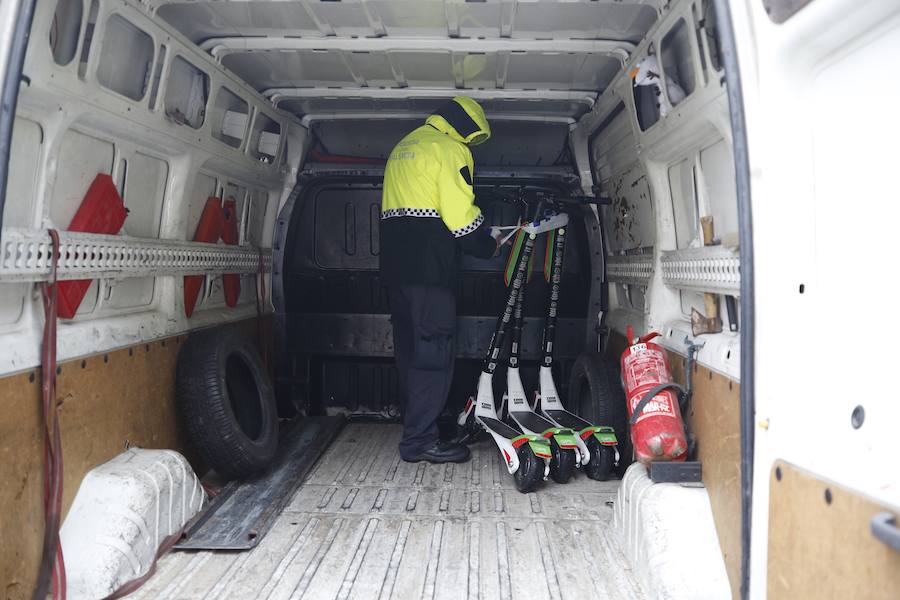 Fotos: La Policía retira los patinenetes eléctricos de alquiler de las calles de Valencia