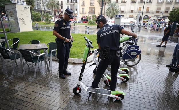 Varis policías decomisaron ayer patinetes eléctricos en Valencia. 