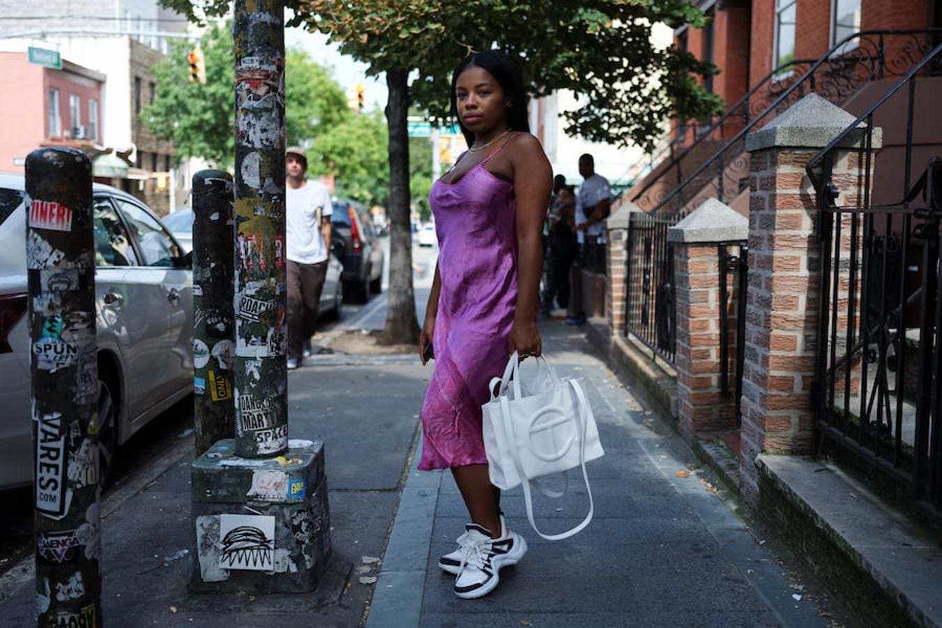 Esta estilista de 23 años combina prendas de diseñador con ropa de segunda mano. Nia Indigo posa en las calles de Brooklyn con un vestido rosa de seda y unas zapatillas de Louis Vuitton de más de 1.000 dólares.