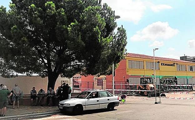 Obras en la Plaça del Pi en Benifairó de la Valldigna.