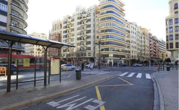 Una de las paradas de la EMT en la plaza de San Agustín. 