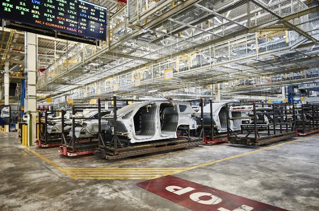 Piezas de vehículos Ford preparadas para el ensamblaje en la factoría de Almussafes 