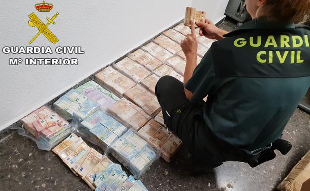 El dinero que la Guardia Civil halló escondido y en dos cajas de zapatos.