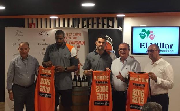 El Valencia Basket, durante la presentación de la renovación de Rafa Martínez y Will Thomas 