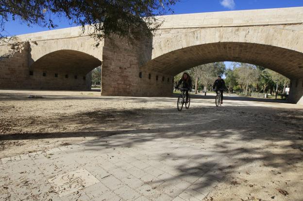 El carril bici, a su paso por el puente de San José. 