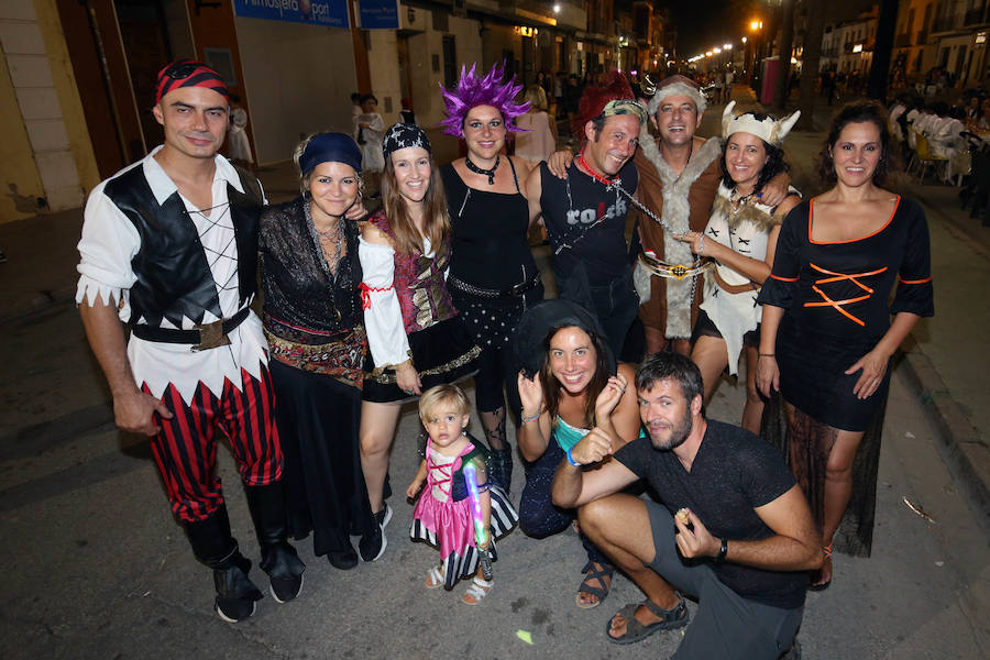 La fiesta más esperada, la noche de los disfraces de Rafelbunyol, llenó ayer las calles del municipio de color, alegría y diversión. Cerca de 10.000 personas se dieron cita en la localidad para disfrutar de un evento convertido en clásico. Un amplio dispositivo de seguridad, formado por más de 180 personas, veló por la celebración. 