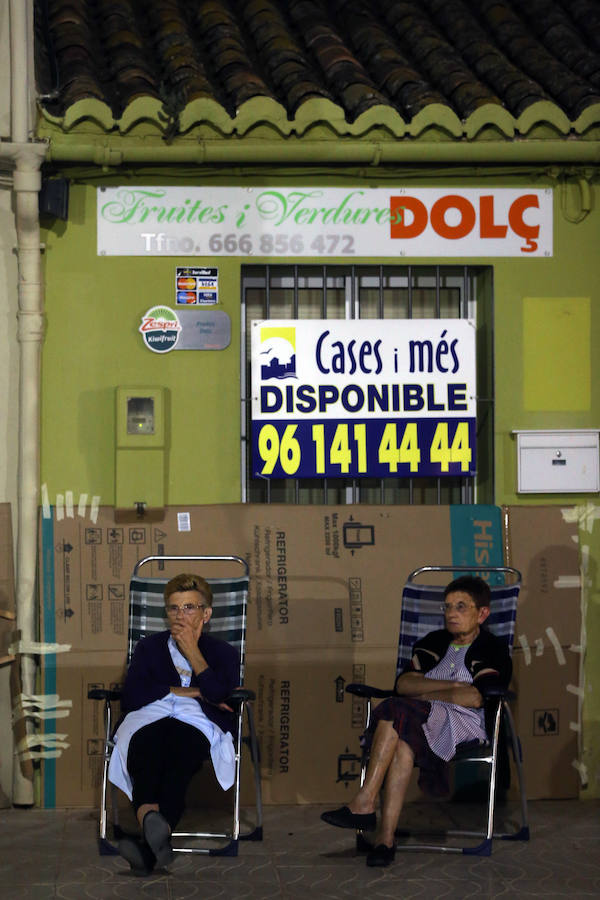 La fiesta más esperada, la noche de los disfraces de Rafelbunyol, llenó ayer las calles del municipio de color, alegría y diversión. Cerca de 10.000 personas se dieron cita en la localidad para disfrutar de un evento convertido en clásico. Un amplio dispositivo de seguridad, formado por más de 180 personas, veló por la celebración. 