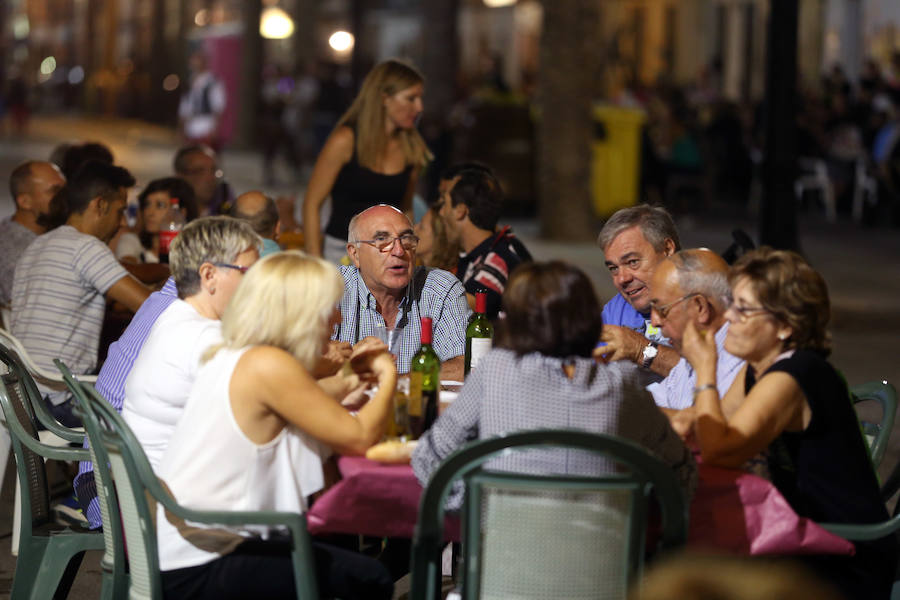 La fiesta más esperada, la noche de los disfraces de Rafelbunyol, llenó ayer las calles del municipio de color, alegría y diversión. Cerca de 10.000 personas se dieron cita en la localidad para disfrutar de un evento convertido en clásico. Un amplio dispositivo de seguridad, formado por más de 180 personas, veló por la celebración. 