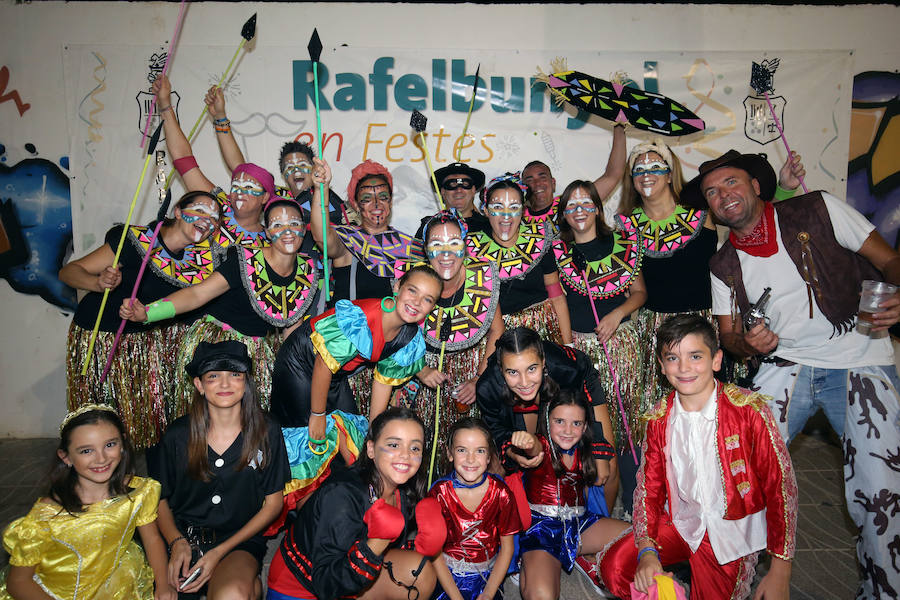 La fiesta más esperada, la noche de los disfraces de Rafelbunyol, llenó ayer las calles del municipio de color, alegría y diversión. Cerca de 10.000 personas se dieron cita en la localidad para disfrutar de un evento convertido en clásico. Un amplio dispositivo de seguridad, formado por más de 180 personas, veló por la celebración. 