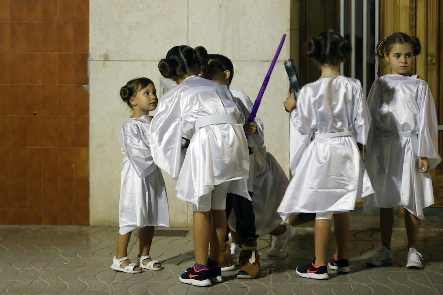 La fiesta más esperada, la noche de los disfraces de Rafelbunyol, llenó ayer las calles del municipio de color, alegría y diversión. Cerca de 10.000 personas se dieron cita en la localidad para disfrutar de un evento convertido en clásico. Un amplio dispositivo de seguridad, formado por más de 180 personas, veló por la celebración. 